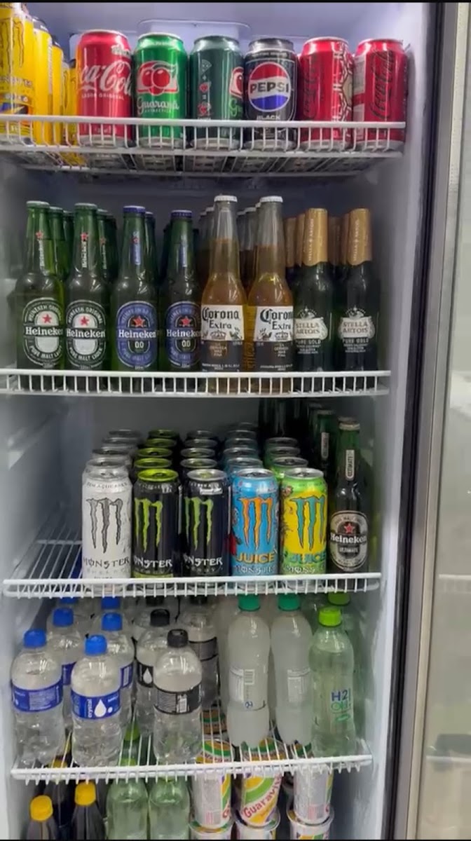 Frigobar com bebidas geladas à disposição dos clientes