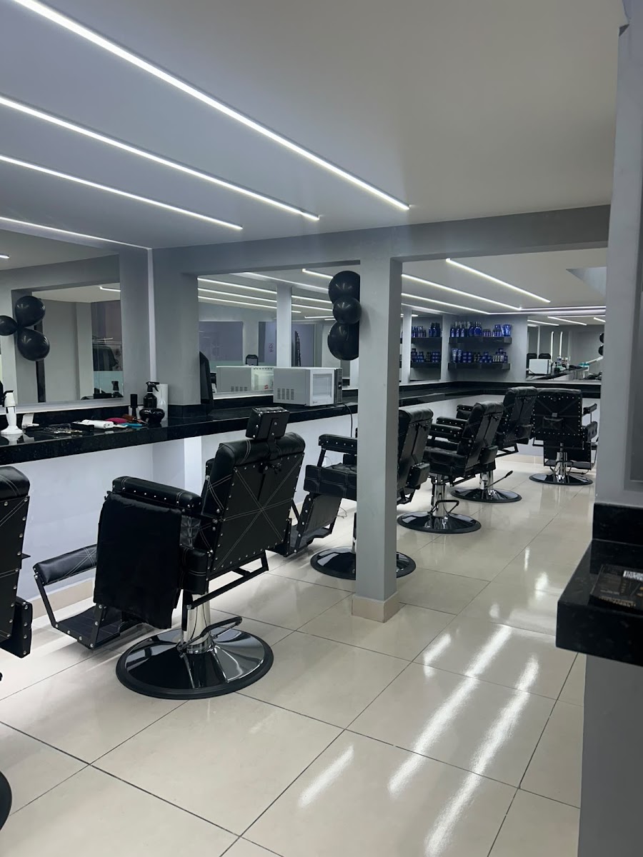 Salão da Sines Barber Club, no Centro de Maricá, com cadeiras de barbeiro pretas e iluminação em LED